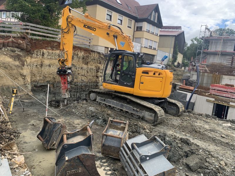 Baumaschine der Firma Stoll bei Erdarbeiten auf einer Baustelle